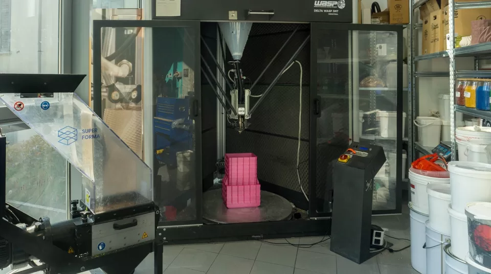 SuperForma è uno studio specializzato in design circolare e stampa 3D sostenibile. Uniamo tecnologia, creatività e artigianato digitale per il futuro green, trasformando plastica di scarto in oggetti di design che durano e allestimenti unici