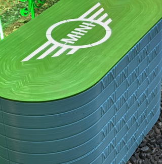 Pancha azzurra con seduta verde stampata in 3d con PLA riciclato. Esempio di design sostenibile. 
