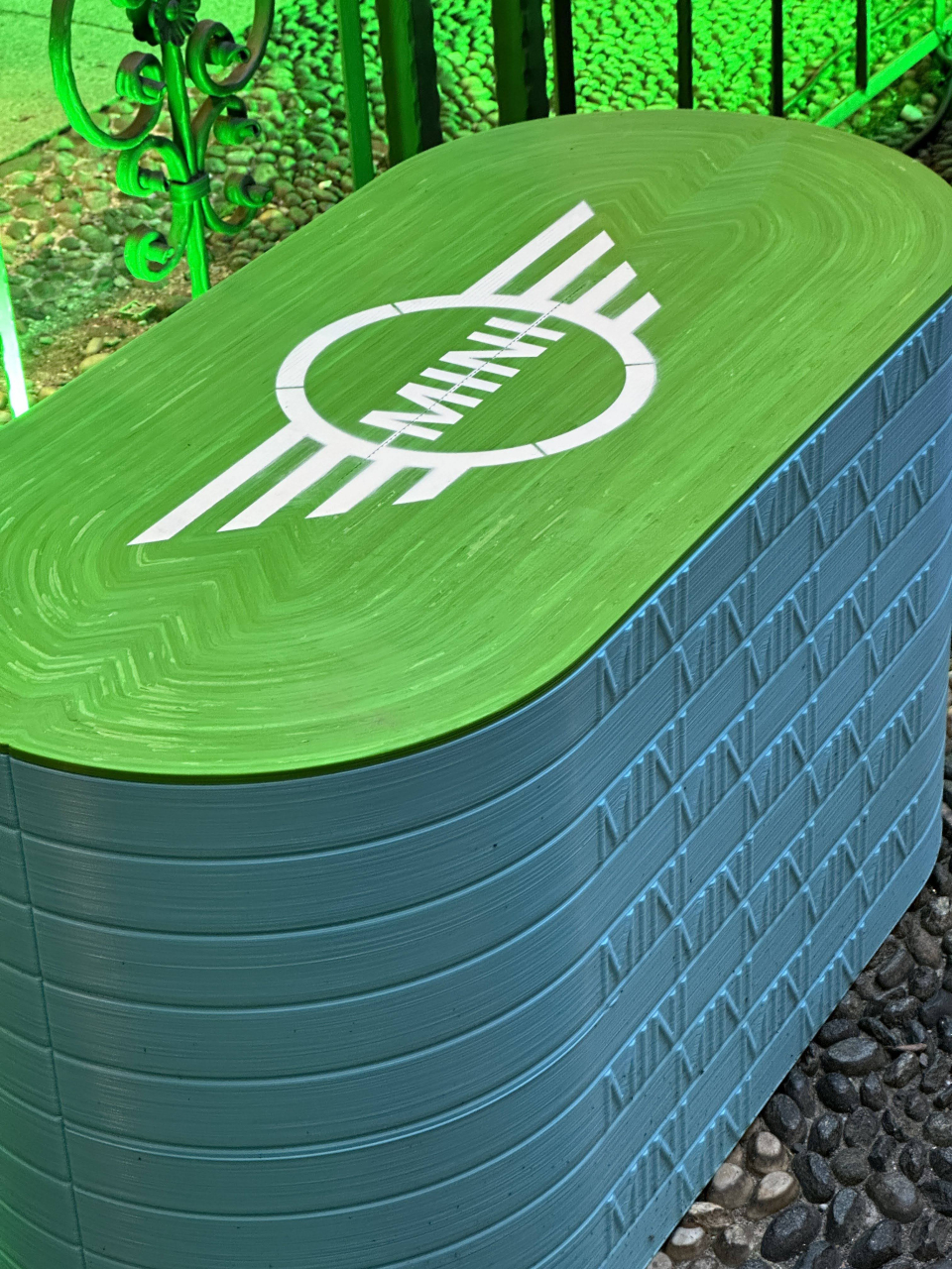 Pancha azzurra con seduta verde stampata in 3d con PLA riciclato. Esempio di design sostenibile. 