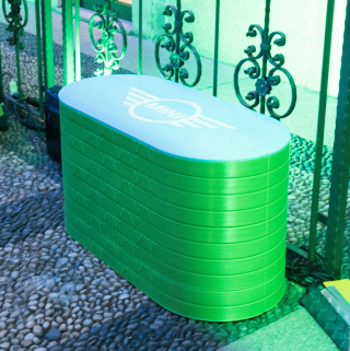 Pancha verde con seduta azzurra stampata in 3d con PLA riciclato. Esempio di design sostenibile. 