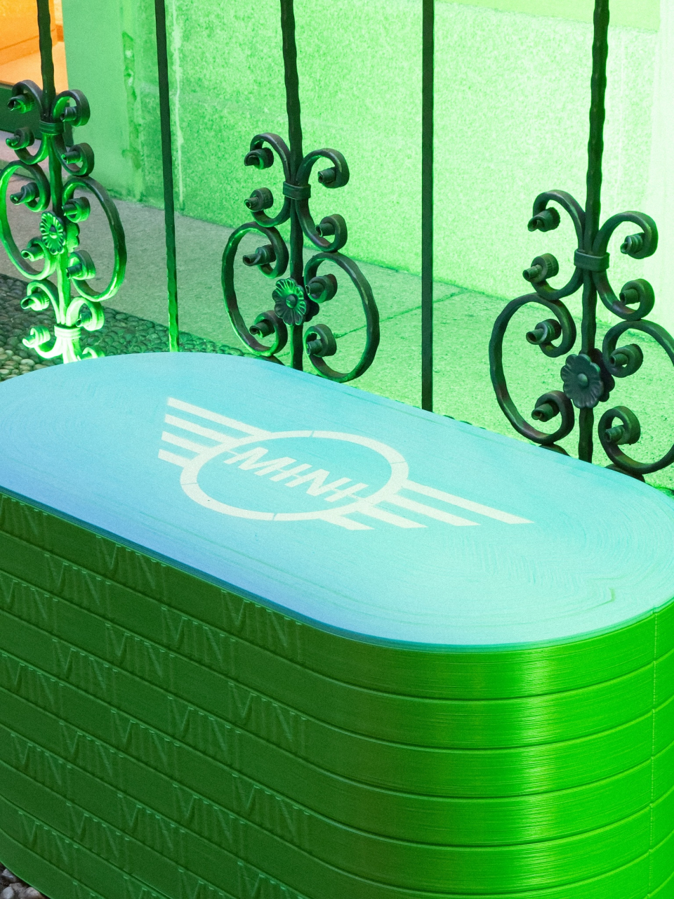 Pancha verde con seduta azzurra stampata in 3d con PLA riciclato. Esempio di design sostenibile. 