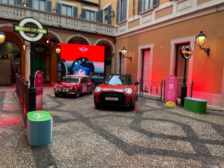 Cortile dell'evento con MINI al centro e le due panche ai lati. 
