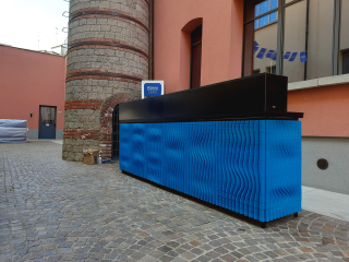 Bancone bar modulare in PLA riciclato realizzato da SuperForma per l’Isola Design Festival 2025