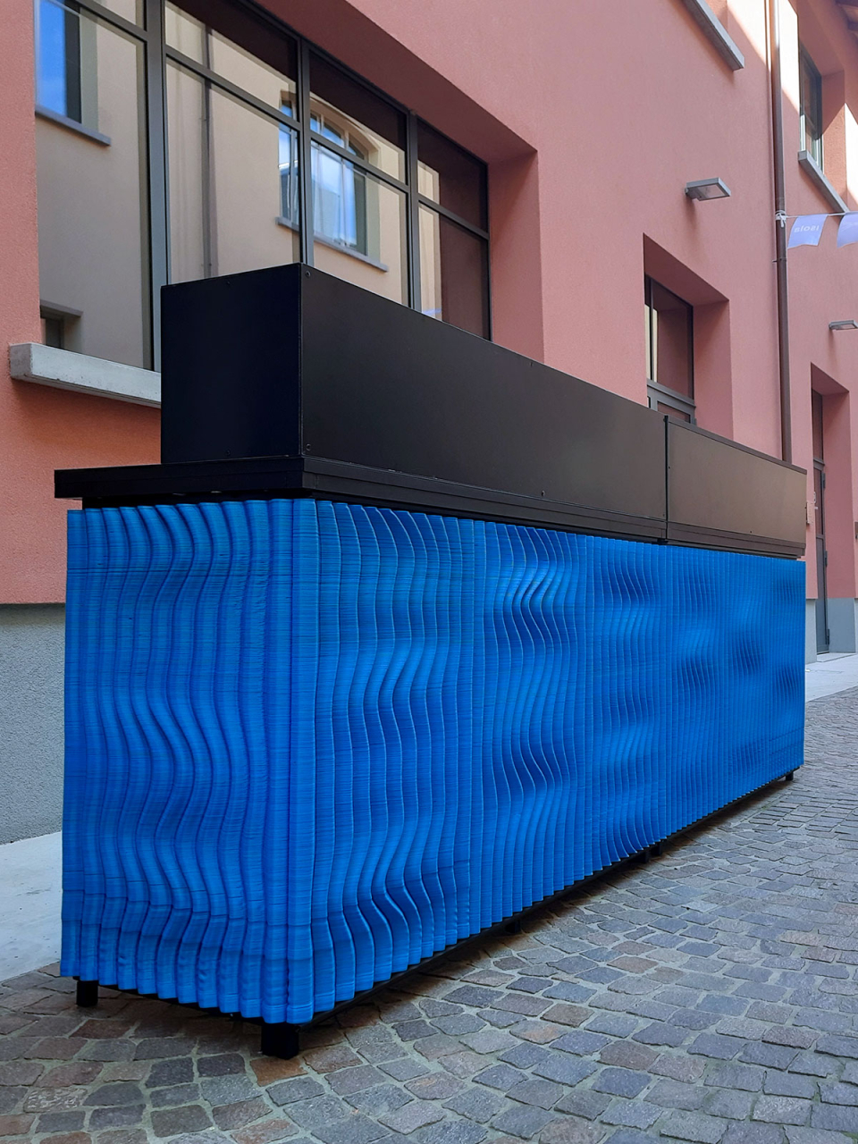 Bancone bar modulare in PLA riciclato realizzato da SuperForma per l’Isola Design Festival 2025