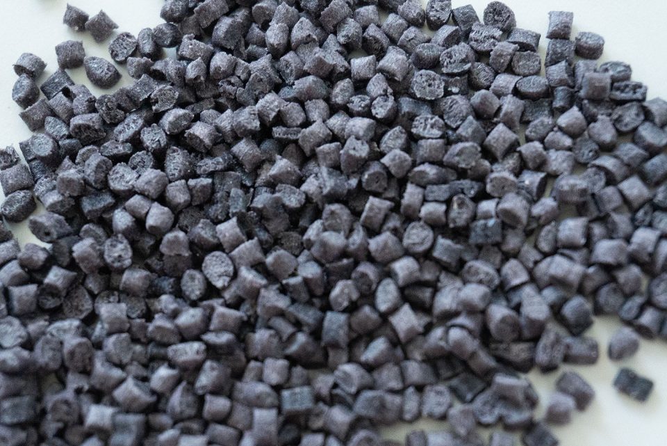 Dettaglio della miscela di PLA e fibre tessili riciclate utilizzata per la stampa 3D di oggetti di design sostenibile.
