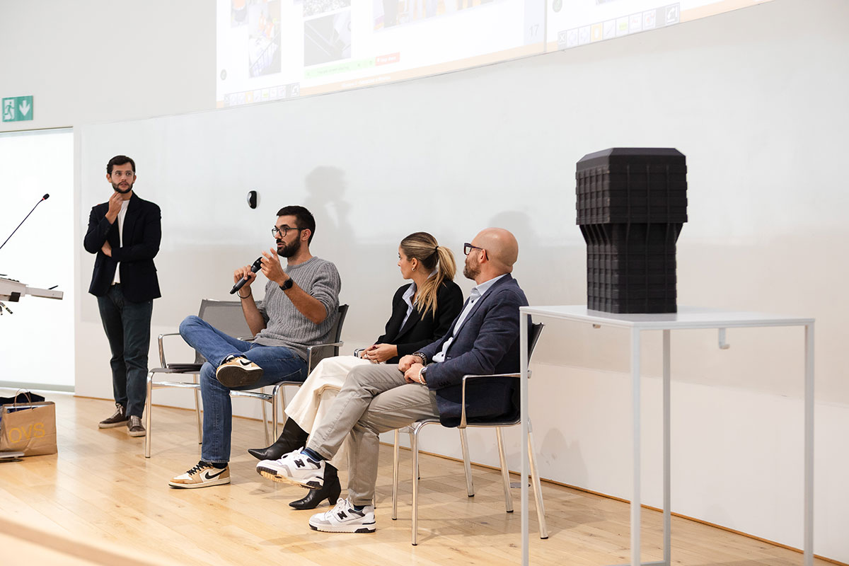 Presentazione ufficiale del progetto Dalla Moda al Design in SDA Bocconi, con Velaskello realizzato in PLA e tessuti riciclati.