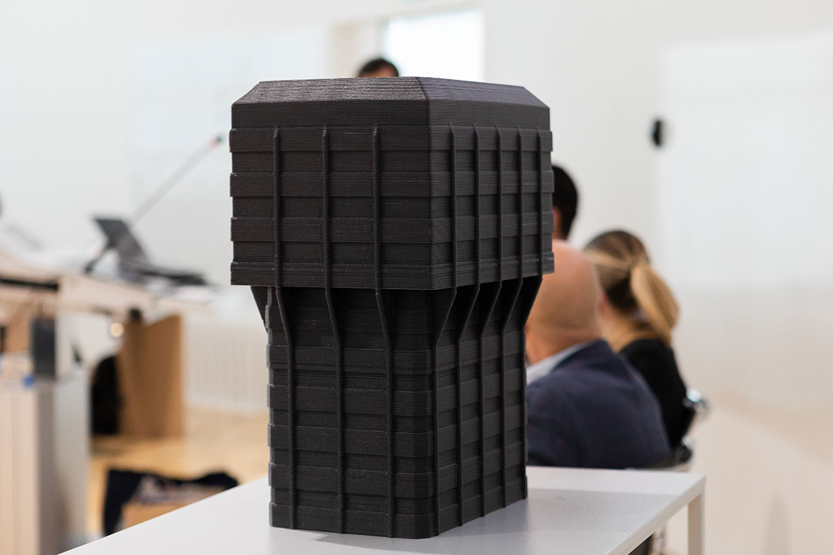 Velaskello realizzato con PLA riciclato e fibre tessili presentato a SDA Bocconi.
