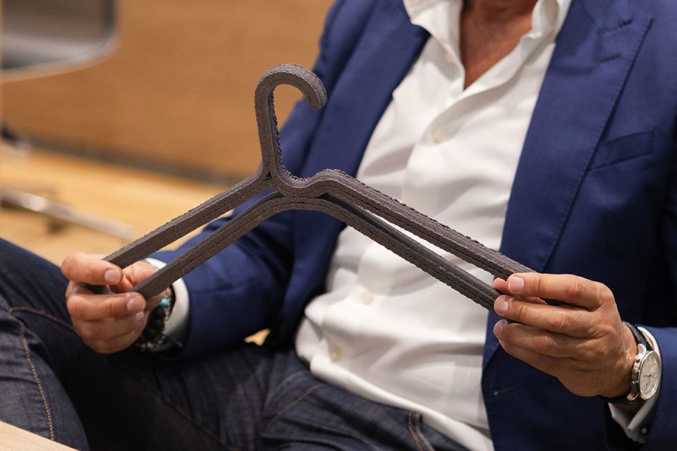 Prototipo di gruccia realizzato con PLA e tessuti riciclati, esposto a SDA Bocconi per il progetto Dalla Moda al Design.