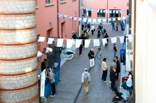 Vista del BasicVillage inaugurato all’Isola Design Festival 2025 con il bancone bar di SuperForma