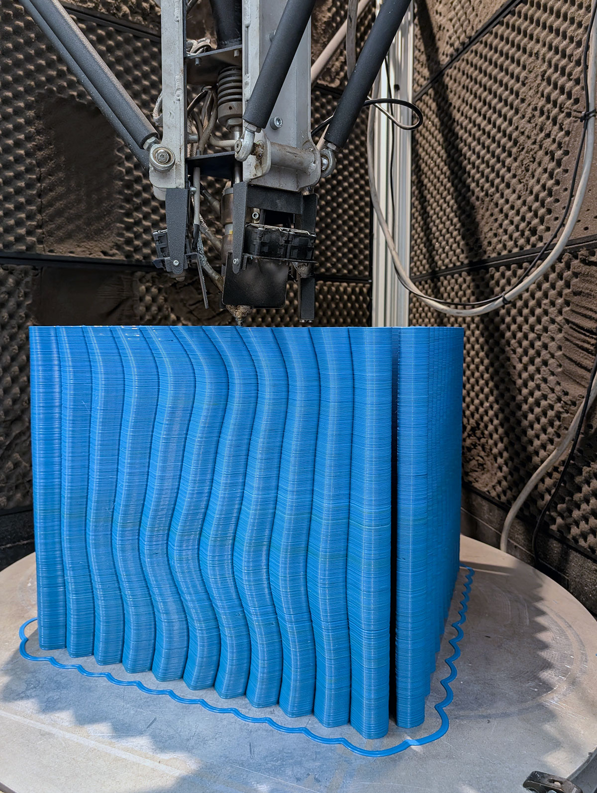 Processo di stampa 3D del bancone bar sostenibile in PLA riciclato realizzato da SuperForma