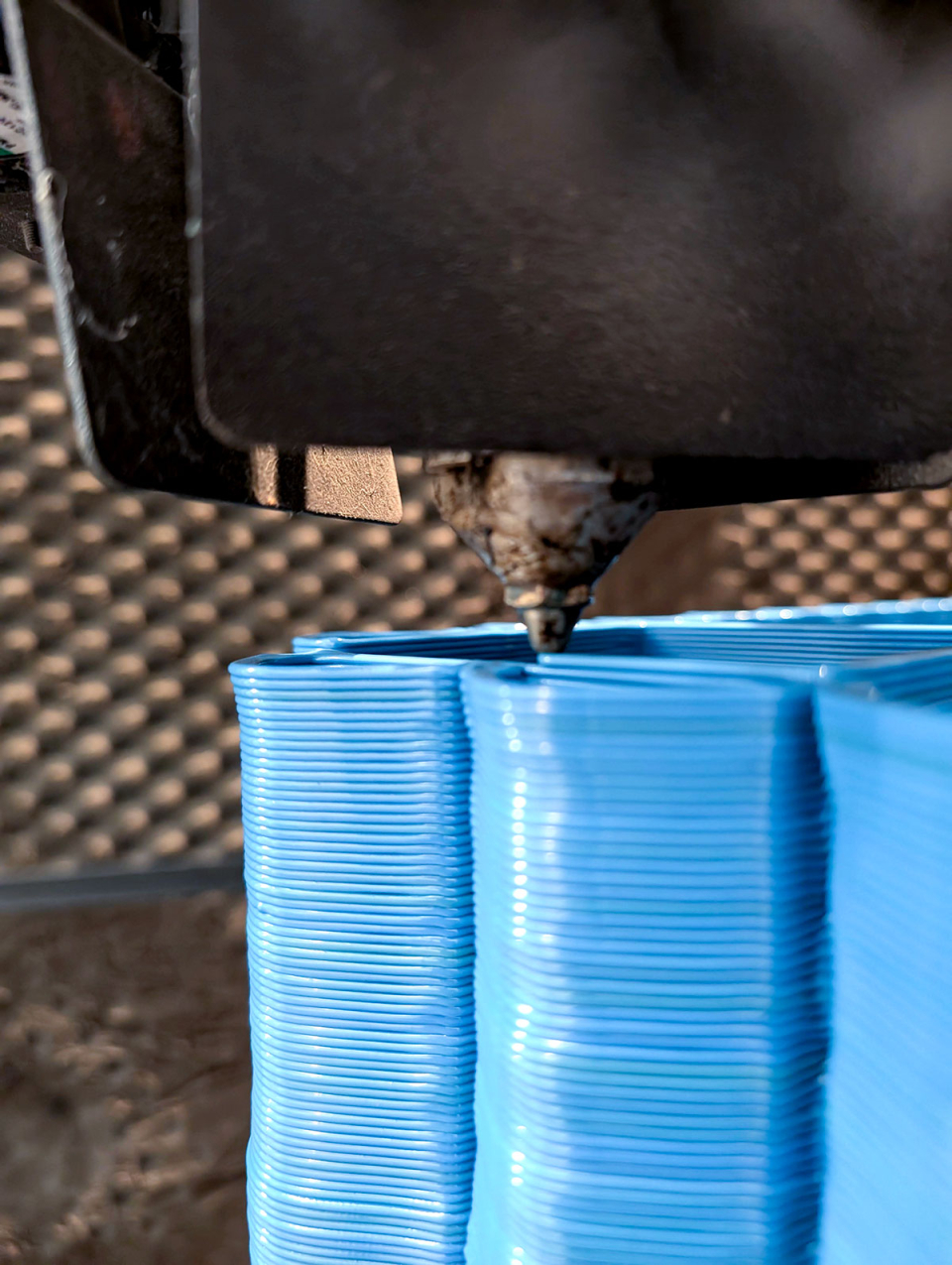 Processo di stampa 3D del bancone bar sostenibile in PLA riciclato realizzato da SuperForma.