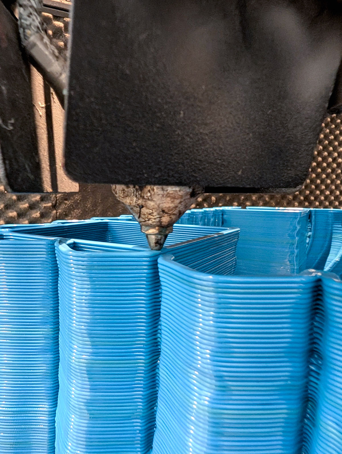Processo di stampa 3D del bancone bar sostenibile in PLA riciclato realizzato da SuperForma