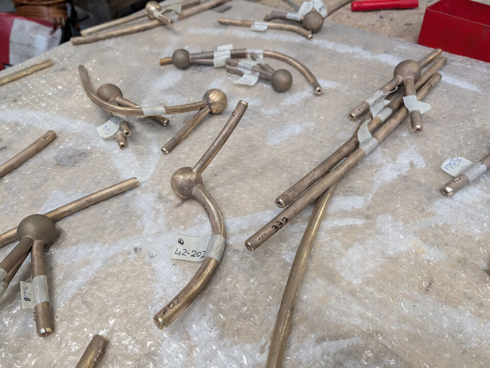 Dettaglio assemblaggio scultura Atomic Reverberations, tecniche avanzate di stampa 3D per l'arte.