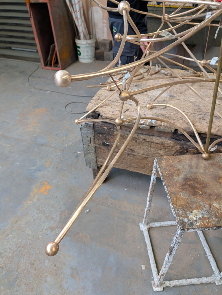 Dettaglio assemblaggio scultura Atomic Reverberations, tecniche avanzate di stampa 3D per l'arte.