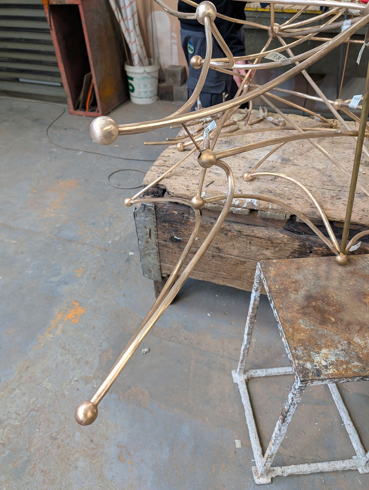 Dettaglio assemblaggio scultura Atomic Reverberations, tecniche avanzate di stampa 3D per l'arte.