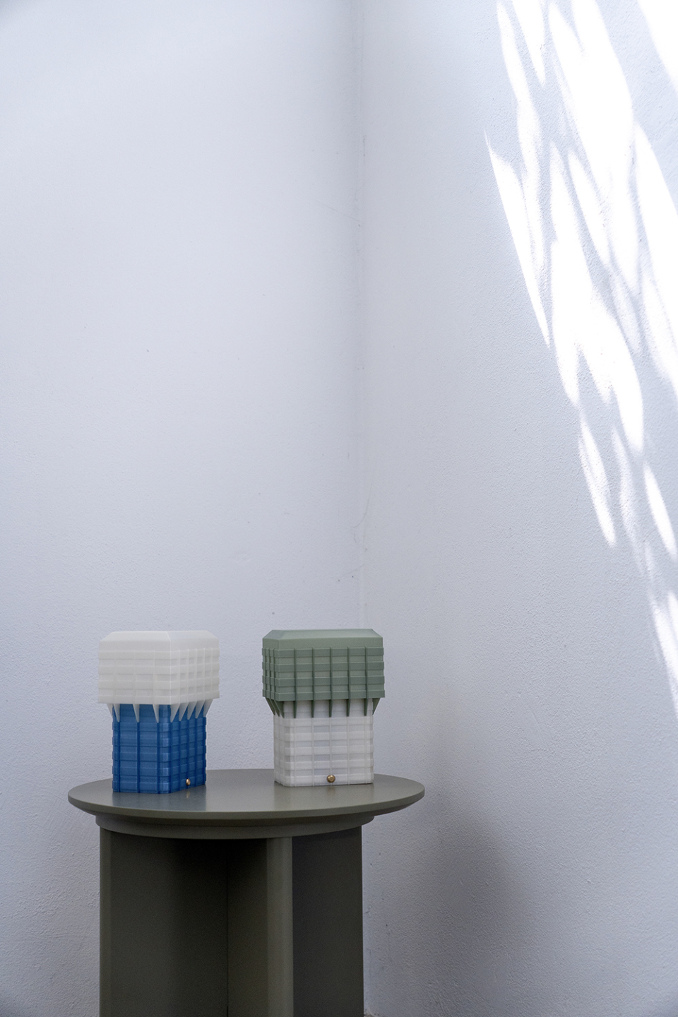 Lampada di design Velaskina su un tavolino