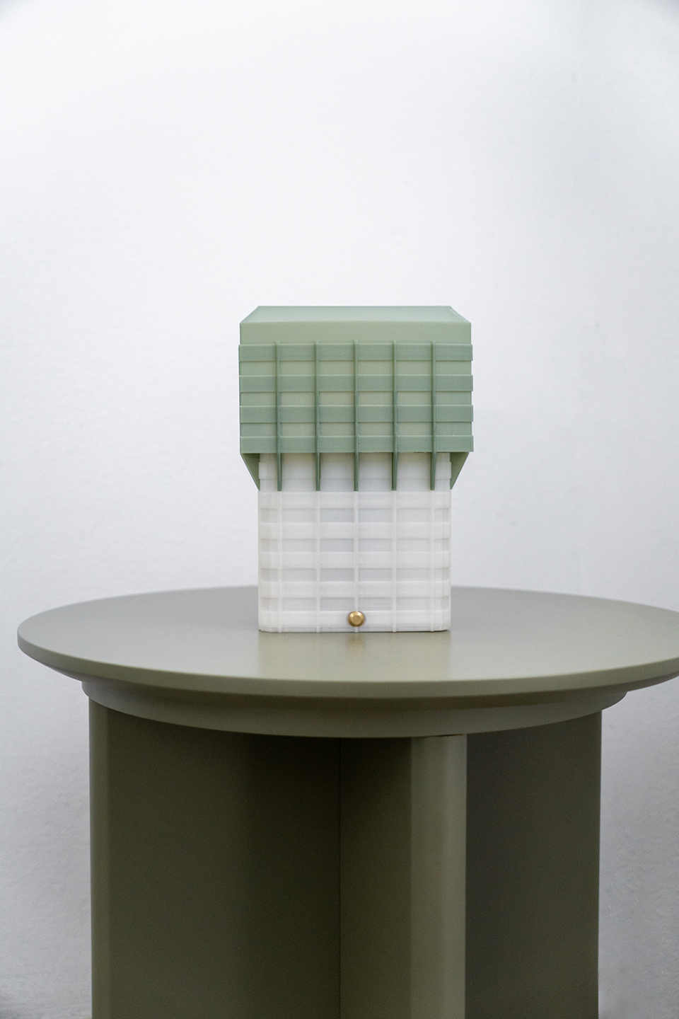 Lampada di design Velaskina su un tavolino