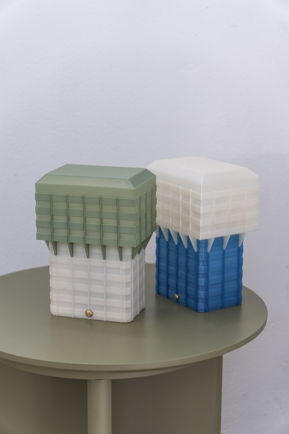 Lampada di design Velaskina su un tavolino